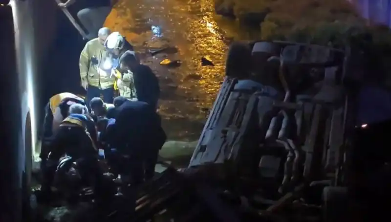 Yaralı Sürücüye Yardıma Koşan İtfaiye, Kaçan Şüpheliyi Peşine Düştü!