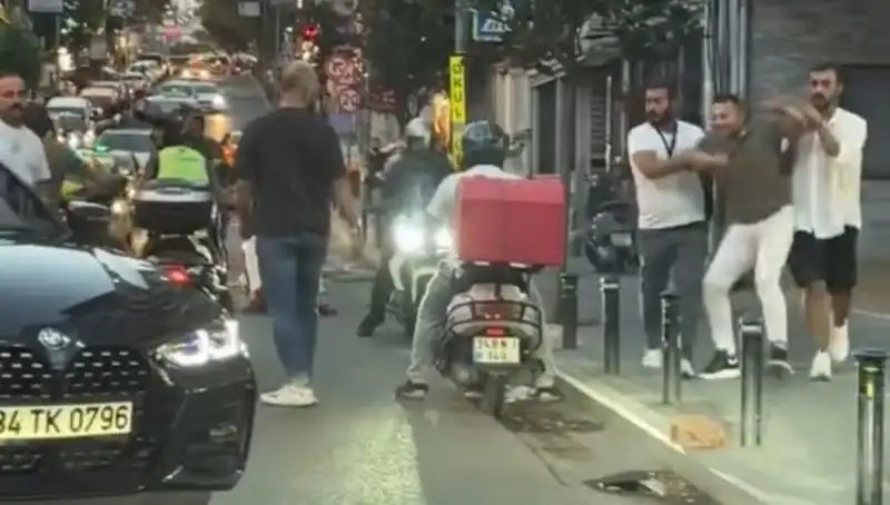 Nişantaşı'nda Yol Verme Kavgasında Sopalı Kavga: Kadın Dehşeti Yaşadı!