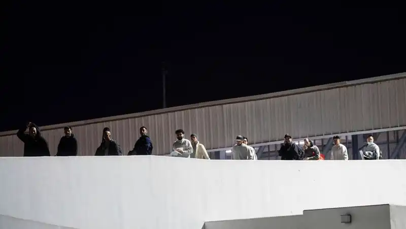 Düzensiz Göçmen Yakalamaları: İki İlde Yüzlerce Kişi Ele Geçirildi