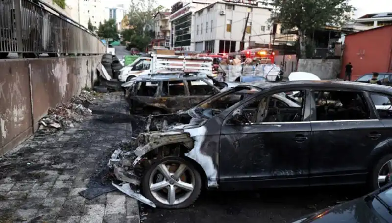 Sanayi Bölgesinde Tamir Bekleyen Araçlar Alev Alev Yandı, Olayın Sebebi Merak Ediliyor!