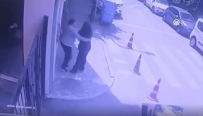 İstanbul'da Lise Tuvaletinde Dehşet Anları: Öğrencilere Saldırı!