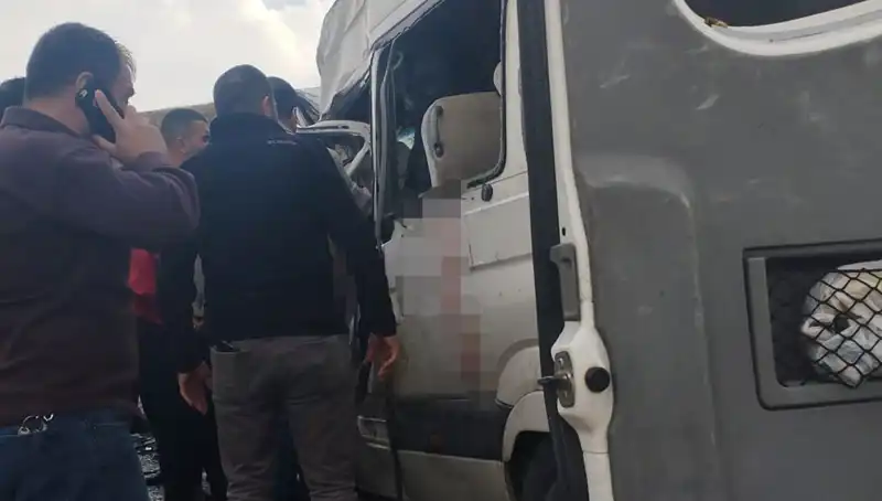 Van'da Feci Trafik Kazası: Minibüs ve Kamyonet Çarpıştı, 6 Kişi Hayatını Kaybetti