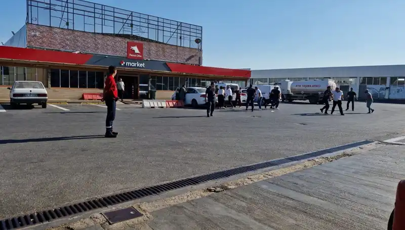 Omuz Atma Kavgası: İki Aile Akaryakıt İstasyonunda Korku Dolu Anlar Yaşadı!