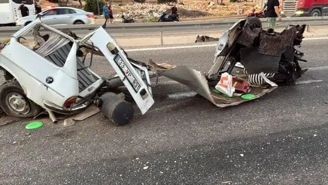 Bariyere Çarpan Araçta Can Pazarı: 1 Ölü, 1 Yaralı