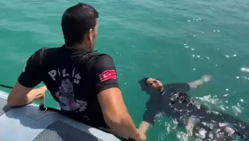 Gölün Derinliklerinden Hayata Dönüş: Gemi Adamları Kadını Kurtardı
