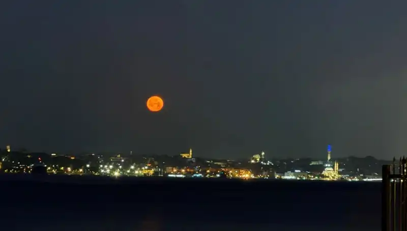 İstanbul’da Çilek Dolunayı: Göz Alıcı Manzaralar Şehrin Üzerini Sardı