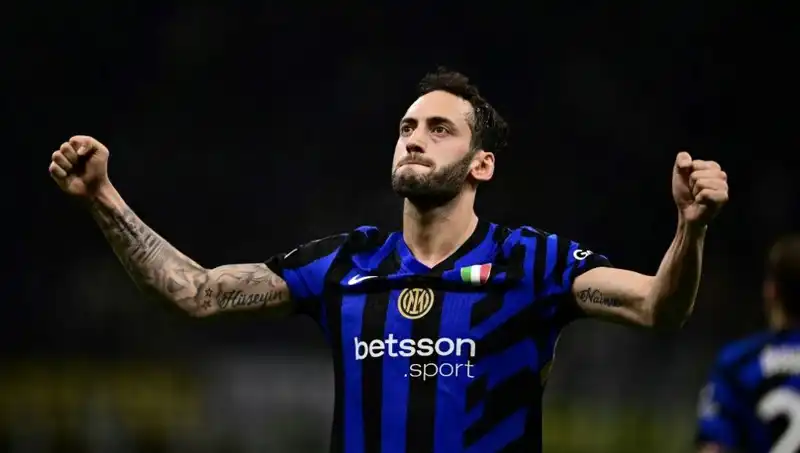 Hakan Çalhanoğlu'nun Tatili, Inter'in Geleceği İçin Belirleyici Olabilir