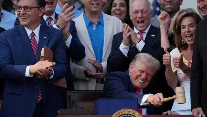 Trump, "Büyük, Güzel Yasa Tasarısı"nı İmzaladı: Yeni Dönem Başlıyor!