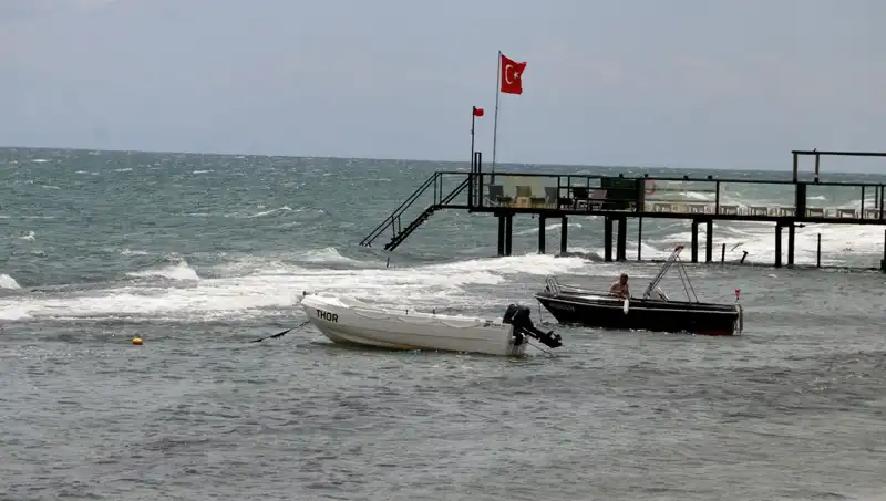 Poyraz Rüzgarı Sahilleri Vurdu: Denize Girmek Artık Yasak!