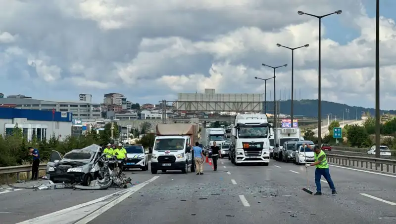 Otoyolda Yaşanan Kazada Üç Kişi Araçta Sıkıştı, Olay Yerinde Tansiyon Yükseldi