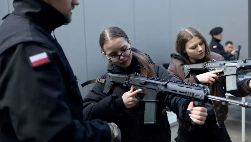 Polonya'da Siviller Askeri Eğitime Katılıyor: Savaş Hazırlıkları Tüm Hızıyla Devam Ediyor