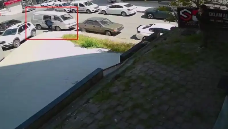 Aracını Çalmak İsteyen Hırsız Suçüstü Yakalandı: O Anlar Kamerada!