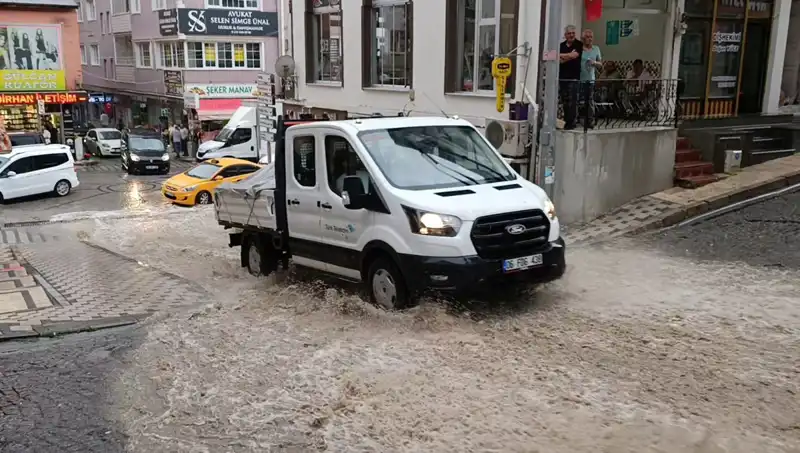 10 Dakikada Yağmur Rekoru: Kentleri Su Bastı, Hayat Durma Noktasına Geldi