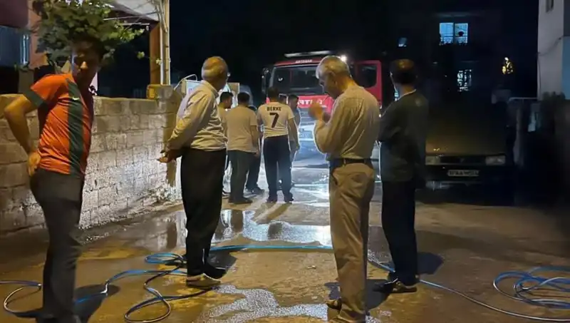Park Halindeki Araçta Korkutan Yangın: Olay Anı Güvenlik Kamerasında!