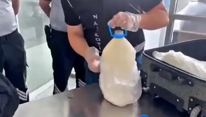 Havalimanında Süt Şişesinde Yakalanan Sırrın Büyüklüğü: 12 Kilo 800 Gram