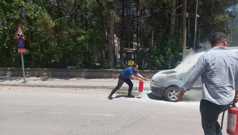 Emniyet Binası Önünde Alev Alan Araç, Polis Ekiplerince Kontrol Altına Alındı