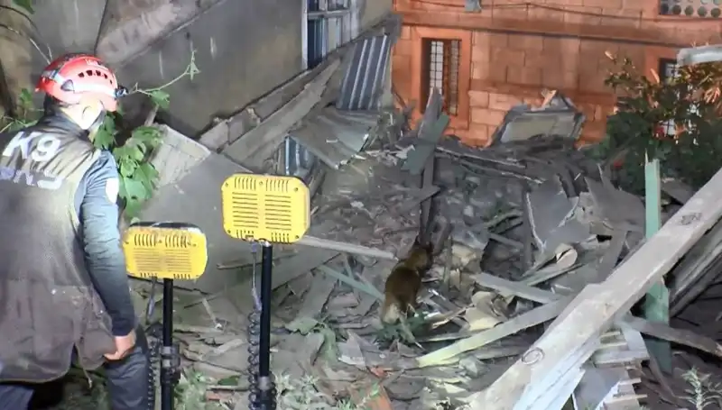 İstanbul’da Deprem Sonrası Çöken Bina: Hayatını Kaybedenler ve Yaralılar Var