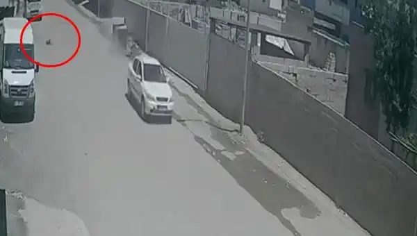 Çocuk İle Otomobil Arasında Korkutan Kaza: Sürücü Kaçtı!