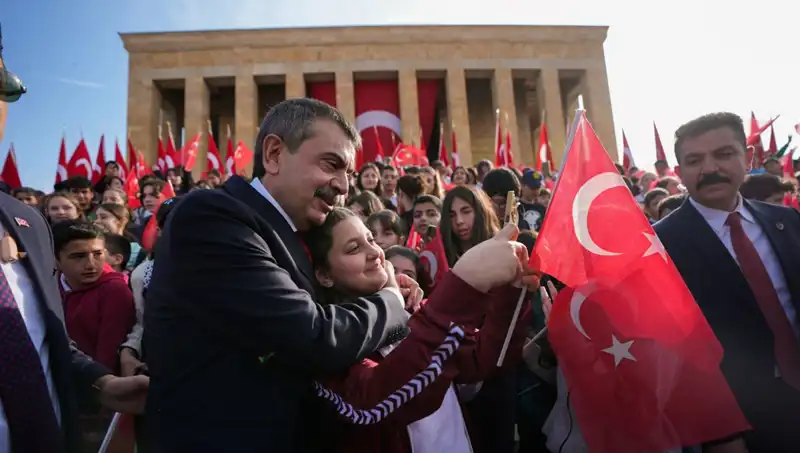 Bakan Tekin Anıtkabir’i Ziyaret Etti: Çocuklarla Geçirilen Anlam Dolu Anlar