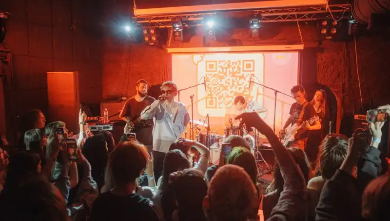 Savaşın Gölgesinde Bir Melodi: Şehirde Saldırı ve Konser Aynı Anda Gerçekleşti