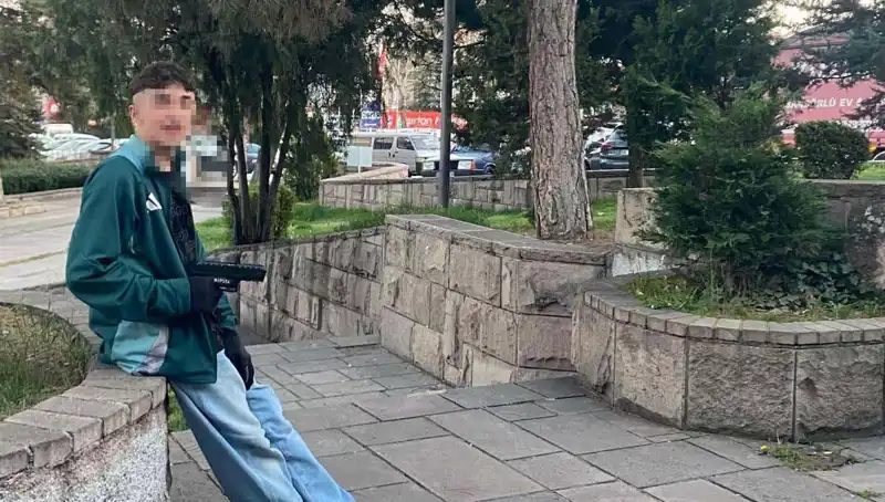 Yol verme Kavgası: Üç Kardeş ve Babaları Huzur İçin Canlı Canlı Tutuklandı