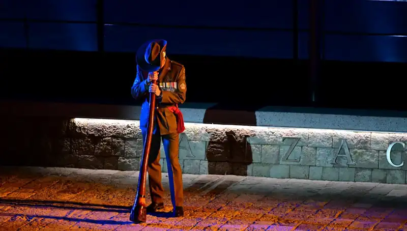 Anzak Koyu'nda Duygusal "Şafak Ayini" ile Tarih Yeniden Yaşandı