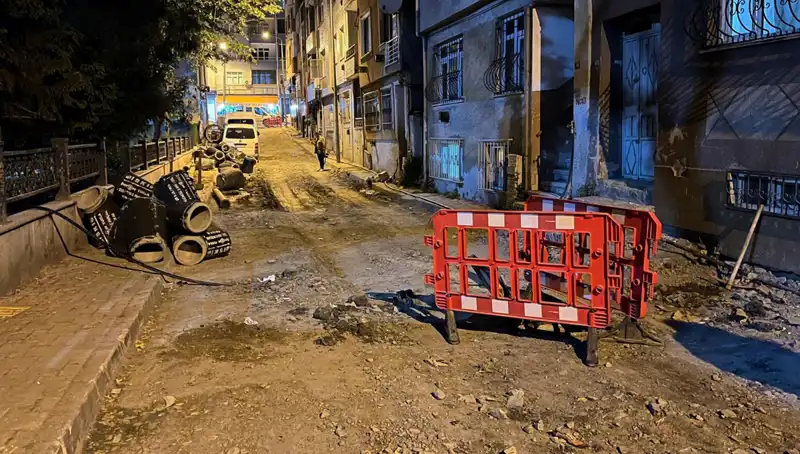 Bayrampaşa'da Rögar Kapağı Patladı: Trafik Kaosu ve Güvenlik Endişesi