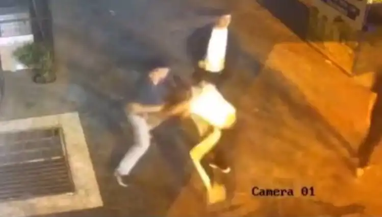 İstanbul Sokaklarında Tekmeli Yumruklu Kavga Görüntülendi, Şok Edici Anlar!