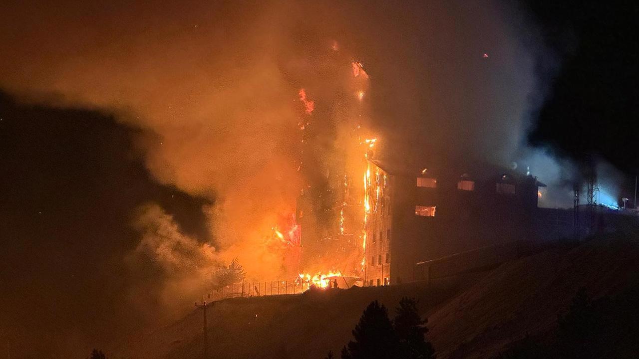 Kartalkaya Kayak Merkezi'nde Otel Yangını...