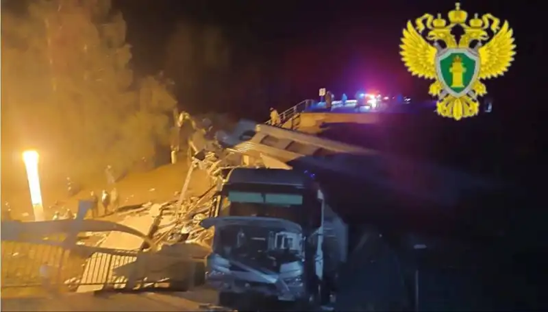 Rusya'da Korkunç Facia: İki Köprü Çöktü, Trenler Raydan Çıktı