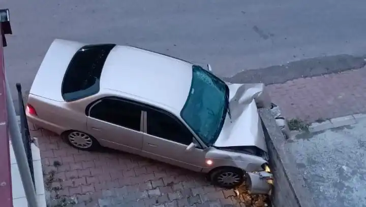 Kontrolü Kaybeden Araç Duvara Çarptı: Kazanın Detayları