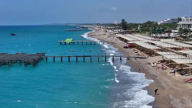 Antalya Sahillerinde Güneşli Hava Yoğunluğu ile Tatil Keyfi Artıyor