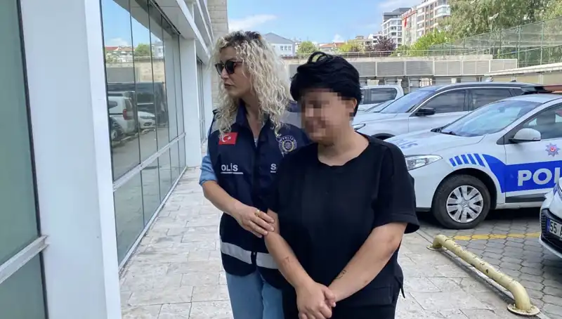 Korkunç Olay: Annesini 11 Yerinden Bıçaklayan Genç Gözaltına Alındı
