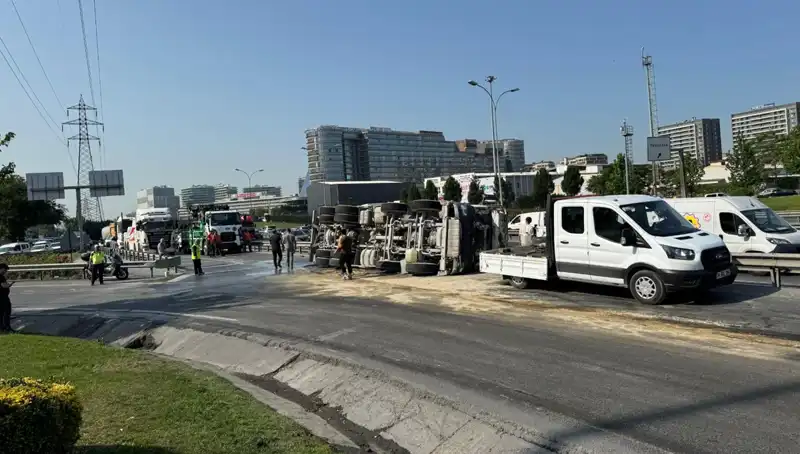 D-100 Yan Yolda Beton Mikseri Devrildi: Kaza Sonrası Yaşananlar