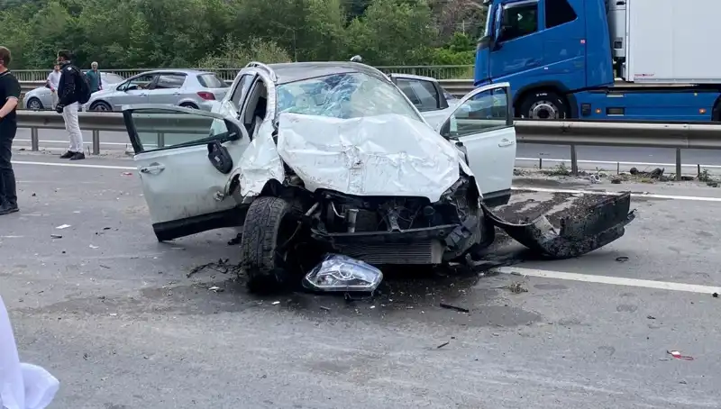 Beton Kanala Çarpan Araç Bariyerlere Çarptı: 3 Yaralı