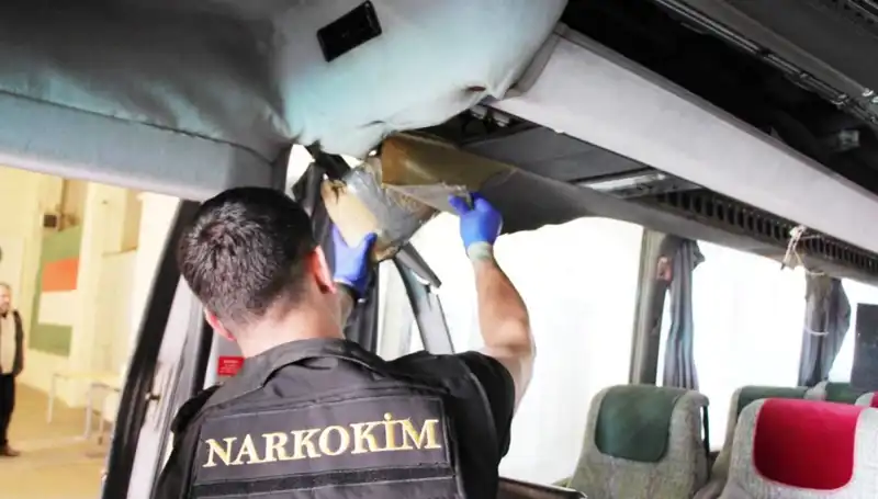 Sınırdan Geçen Otobüste Yüklü Uyuşturucu Operasyonu: 77 Kilogram Ele Geçirildi!