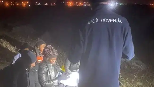 İzmir'de Şok: 7 Düzensiz Göçmen Yakalandı, Olayın Ardındaki Gerçekler!