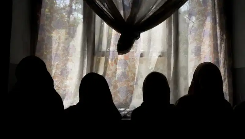 Kadınların Sesi Susturuluyor: Taliban, Yazar Kadınların Eserlerini Yasakladı