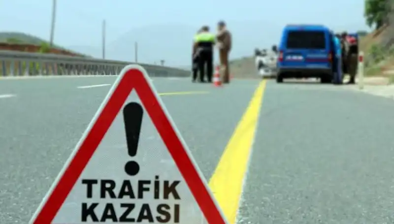 Otomobil ve Hafif Ticari Araç Çarpıştı: 6 Can Kayıbı